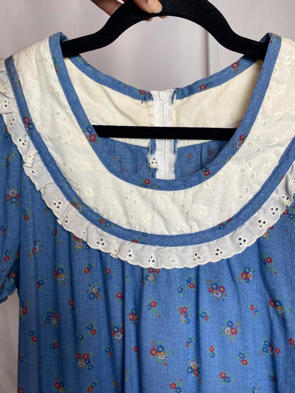 Vintage Womenʻs Light Blue Short Sleeve Prairie Style Floral Hawaiian Muʻumuʻu - Picture 3 of 15